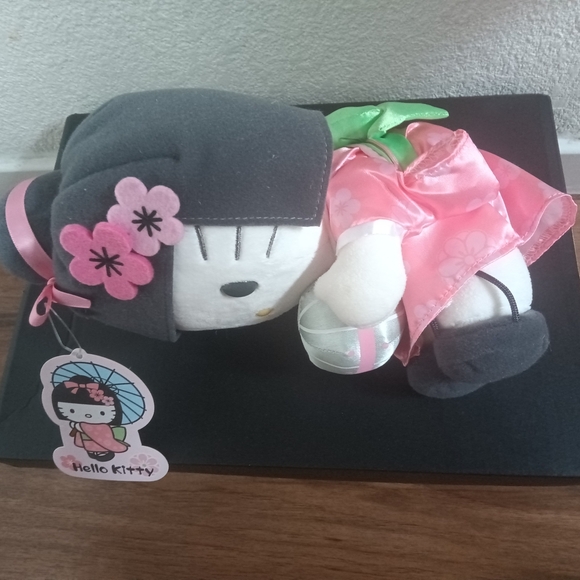 LIMITED EDITION Hello Kitty dressed in a traditional Japanese Kokeshi doll style - Picture 2 of 13